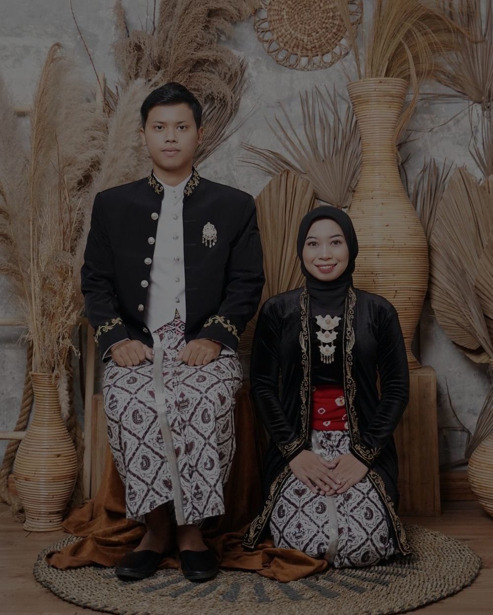 Pratinjau tema undangan Tema 55 Dark Golden
